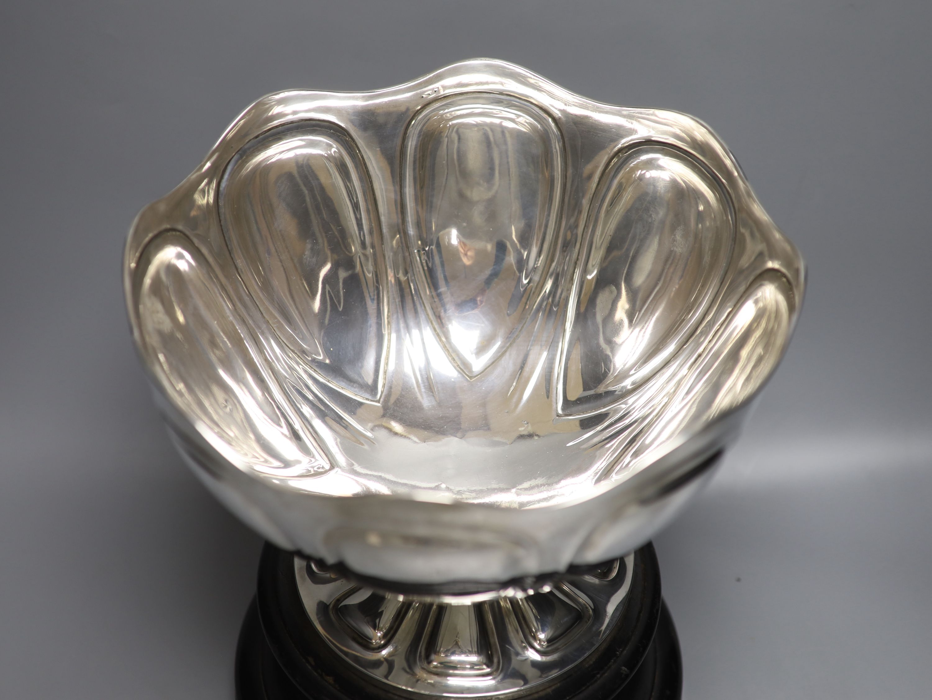 An Edwardian silver pedestal rose bowl, by Elkington & Co, London, 1903, diameter 26.1cm, 29.5oz